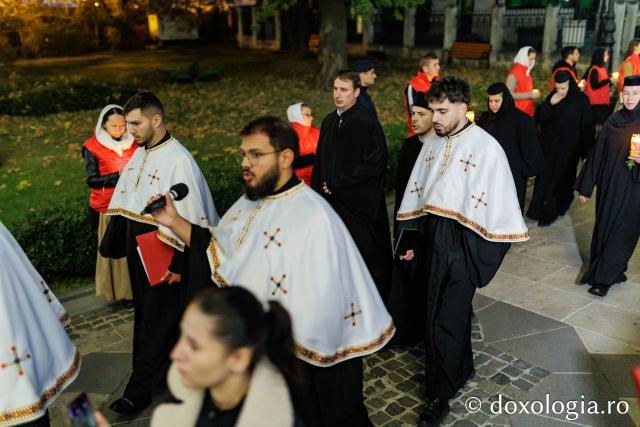 Procesiunea scoaterii spre închinare a moaștelor Sfintei Cuvioase Parascheva