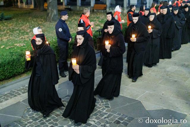 Procesiunea scoaterii spre închinare a moaștelor Sfintei Cuvioase Parascheva