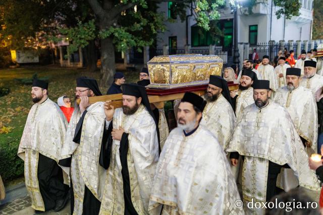 Procesiunea scoaterii spre închinare a moaștelor Sfintei Cuvioase Parascheva