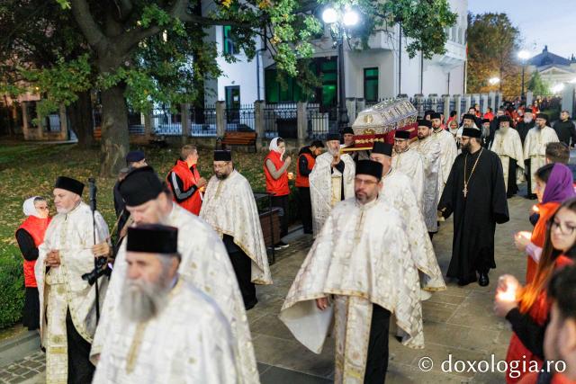 Procesiunea scoaterii spre închinare a moaștelor Sfintei Cuvioase Parascheva