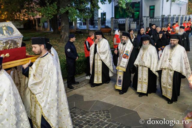 Procesiunea scoaterii spre închinare a moaștelor Sfintei Cuvioase Parascheva