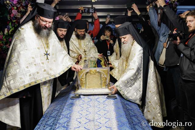 Procesiunea scoaterii spre închinare a moaștelor Sfintei Cuvioase Parascheva