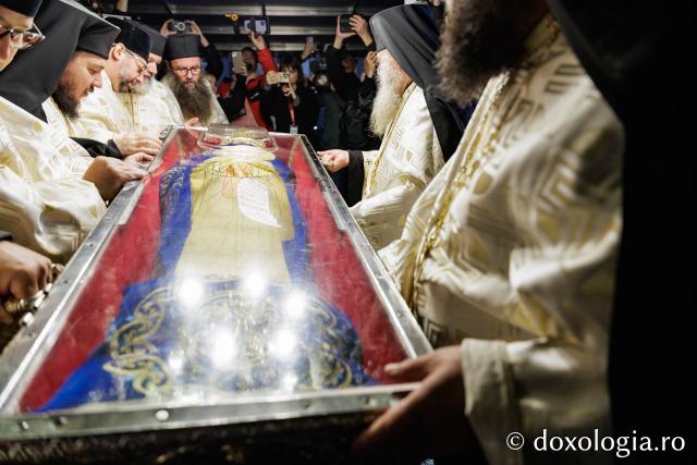 Procesiunea scoaterii spre închinare a moaștelor Sfintei Cuvioase Parascheva