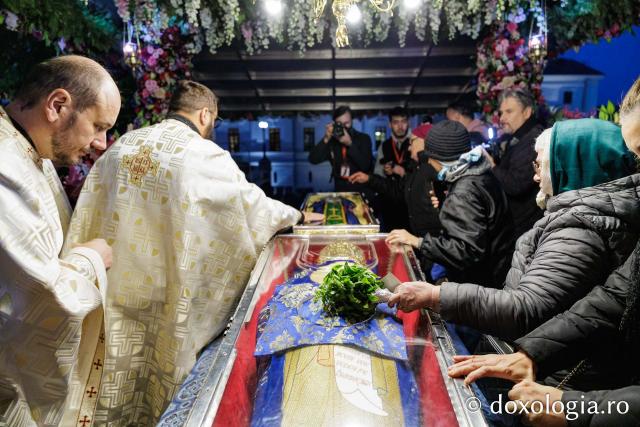 Procesiunea scoaterii spre închinare a moaștelor Sfintei Cuvioase Parascheva