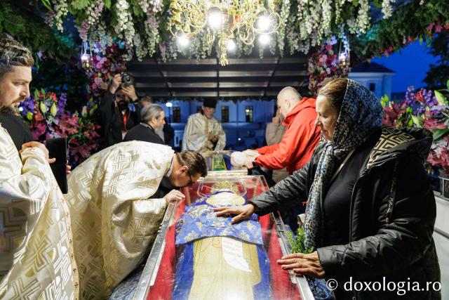 Procesiunea scoaterii spre închinare a moaștelor Sfintei Cuvioase Parascheva