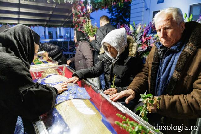 Procesiunea scoaterii spre închinare a moaștelor Sfintei Cuvioase Parascheva