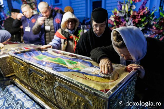 Procesiunea scoaterii spre închinare a moaștelor Sfintei Cuvioase Parascheva