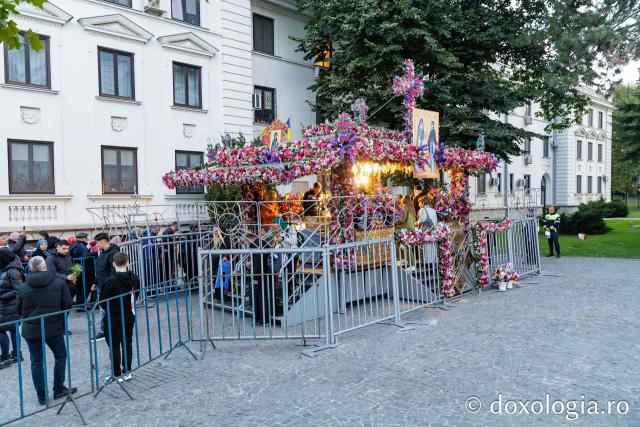 Procesiunea scoaterii spre închinare a moaștelor Sfintei Cuvioase Parascheva