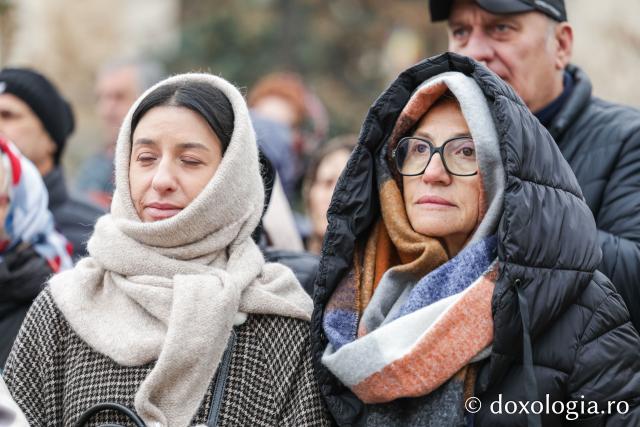 Rugăciune care curăță, lumină care unește – pelerini, alături de Sfânta Parascheva și de Sfântul Paisie de la Sihăstria