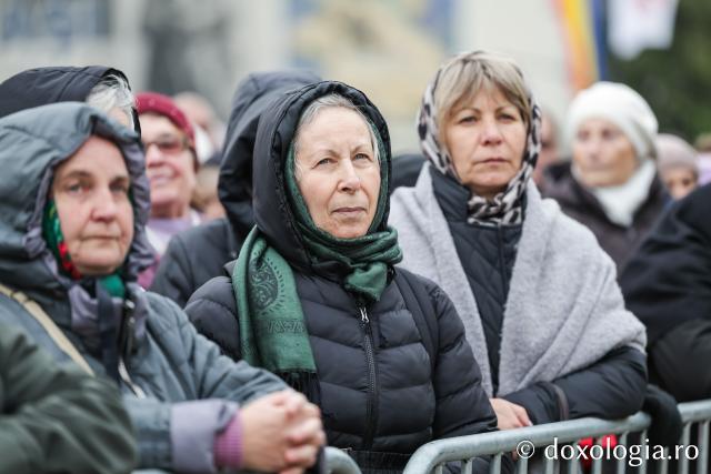 Rugăciune care curăță, lumină care unește – pelerini, alături de Sfânta Parascheva și de Sfântul Paisie de la Sihăstria