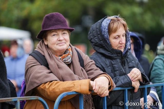 Rugăciune care curăță, lumină care unește – pelerini, alături de Sfânta Parascheva și de Sfântul Paisie de la Sihăstria