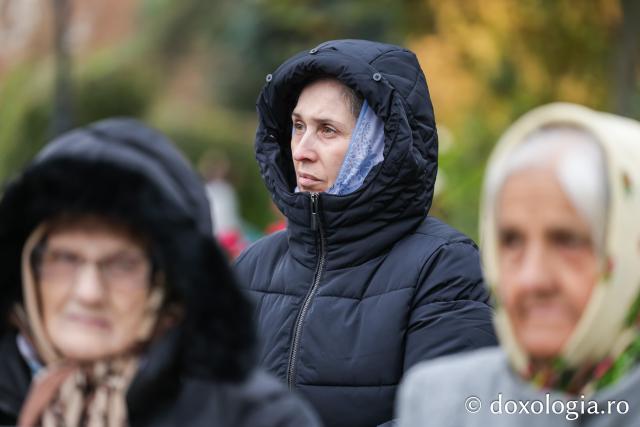 Rugăciune care curăță, lumină care unește – pelerini, alături de Sfânta Parascheva și de Sfântul Paisie de la Sihăstria
