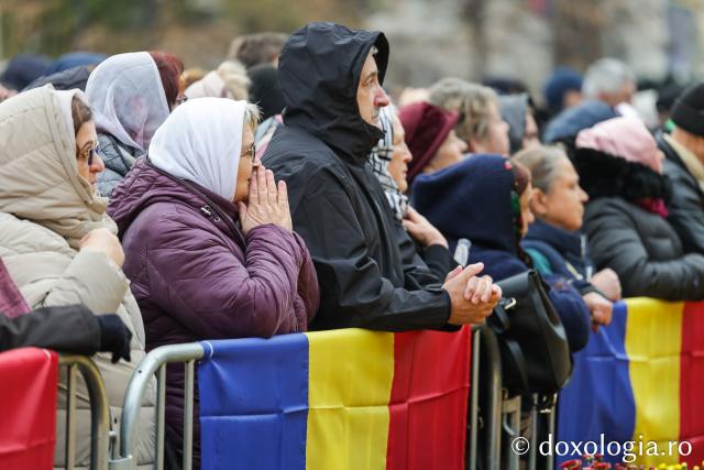 Rugăciune care curăță, lumină care unește – pelerini, alături de Sfânta Parascheva și de Sfântul Paisie de la Sihăstria