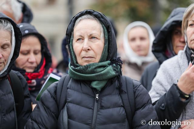 Rugăciune care curăță, lumină care unește – pelerini, alături de Sfânta Parascheva și de Sfântul Paisie de la Sihăstria