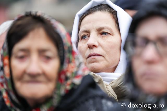 Rugăciune care curăță, lumină care unește – pelerini, alături de Sfânta Parascheva și de Sfântul Paisie de la Sihăstria
