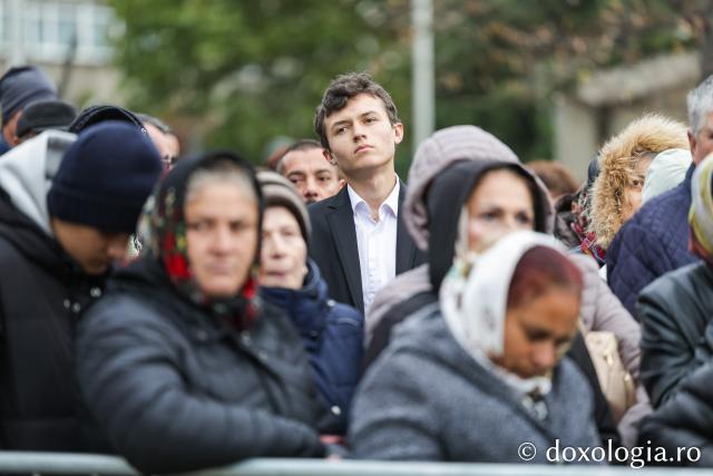 Rugăciune care curăță, lumină care unește – pelerini, alături de Sfânta Parascheva și de Sfântul Paisie de la Sihăstria