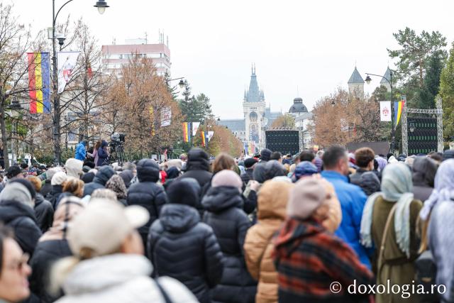 Rugăciune care curăță, lumină care unește – pelerini, alături de Sfânta Parascheva și de Sfântul Paisie de la Sihăstria