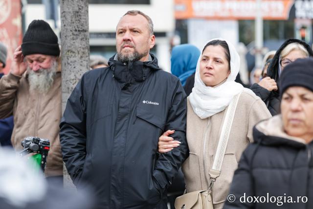 Rugăciune care curăță, lumină care unește – pelerini, alături de Sfânta Parascheva și de Sfântul Paisie de la Sihăstria