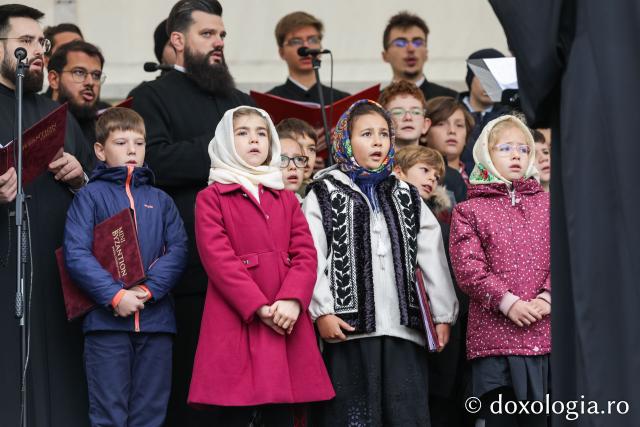 Rugăciune care curăță, lumină care unește – pelerini, alături de Sfânta Parascheva și de Sfântul Paisie de la Sihăstria