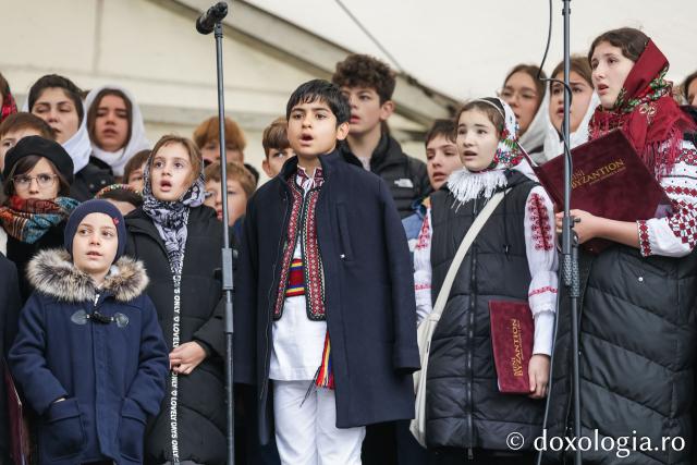 Rugăciune care curăță, lumină care unește – pelerini, alături de Sfânta Parascheva și de Sfântul Paisie de la Sihăstria