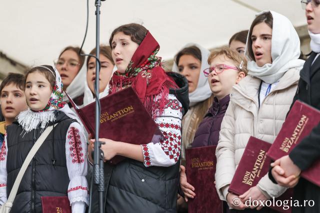 Rugăciune care curăță, lumină care unește – pelerini, alături de Sfânta Parascheva și de Sfântul Paisie de la Sihăstria