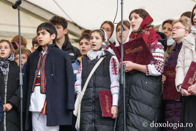 Rugăciune care curăță, lumină care unește – pelerini, alături de Sfânta Parascheva și de Sfântul Paisie de la Sihăstria