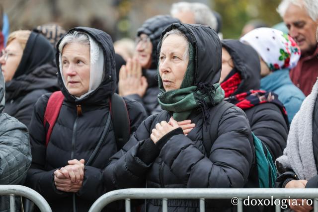 Rugăciune care curăță, lumină care unește – pelerini, alături de Sfânta Parascheva și de Sfântul Paisie de la Sihăstria