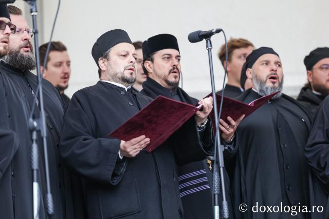 Rugăciune care curăță, lumină care unește – pelerini, alături de Sfânta Parascheva și de Sfântul Paisie de la Sihăstria