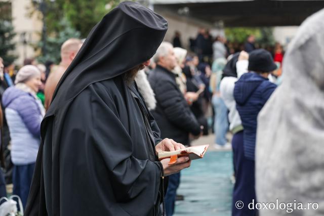Rugăciune care curăță, lumină care unește – pelerini, alături de Sfânta Parascheva și de Sfântul Paisie de la Sihăstria