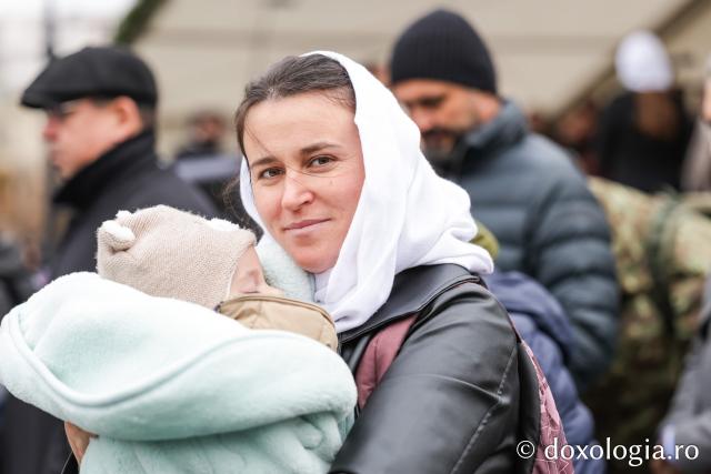 Rugăciune care curăță, lumină care unește – pelerini, alături de Sfânta Parascheva și de Sfântul Paisie de la Sihăstria