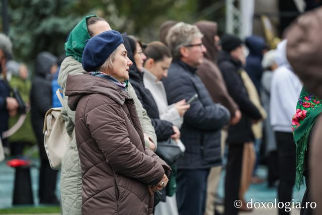 Rugăciune care curăță, lumină care unește – pelerini, alături de Sfânta Parascheva și de Sfântul Paisie de la Sihăstria