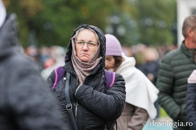 Rugăciune care curăță, lumină care unește – pelerini, alături de Sfânta Parascheva și de Sfântul Paisie de la Sihăstria