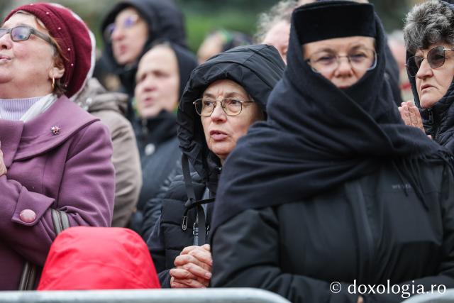 Rugăciune care curăță, lumină care unește – pelerini, alături de Sfânta Parascheva și de Sfântul Paisie de la Sihăstria