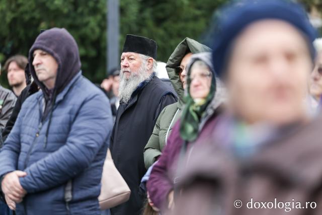 Rugăciune care curăță, lumină care unește – pelerini, alături de Sfânta Parascheva și de Sfântul Paisie de la Sihăstria
