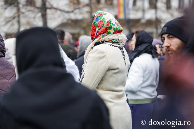 Rugăciune care curăță, lumină care unește – pelerini, alături de Sfânta Parascheva și de Sfântul Paisie de la Sihăstria