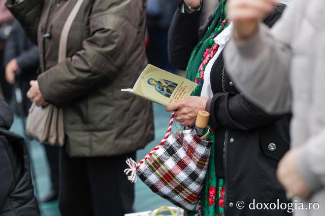 Rugăciune care curăță, lumină care unește – pelerini, alături de Sfânta Parascheva și de Sfântul Paisie de la Sihăstria