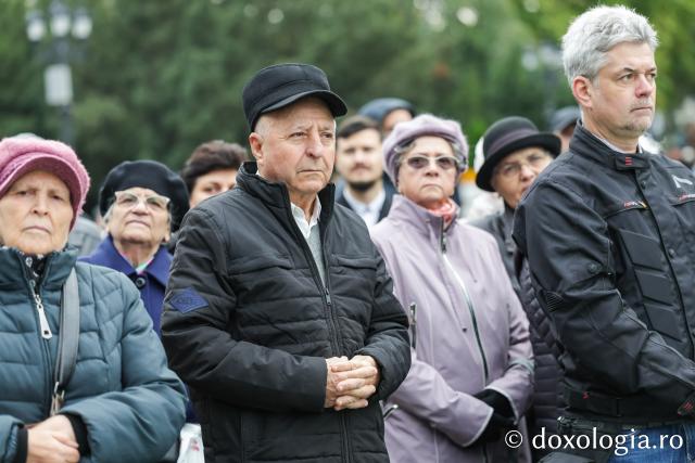 Rugăciune care curăță, lumină care unește – pelerini, alături de Sfânta Parascheva și de Sfântul Paisie de la Sihăstria