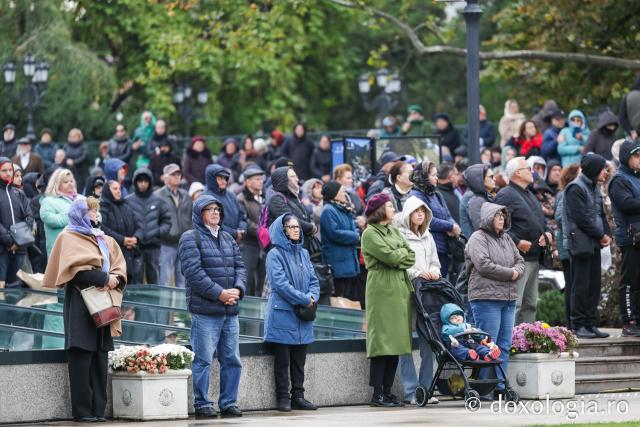 Rugăciune care curăță, lumină care unește – pelerini, alături de Sfânta Parascheva și de Sfântul Paisie de la Sihăstria
