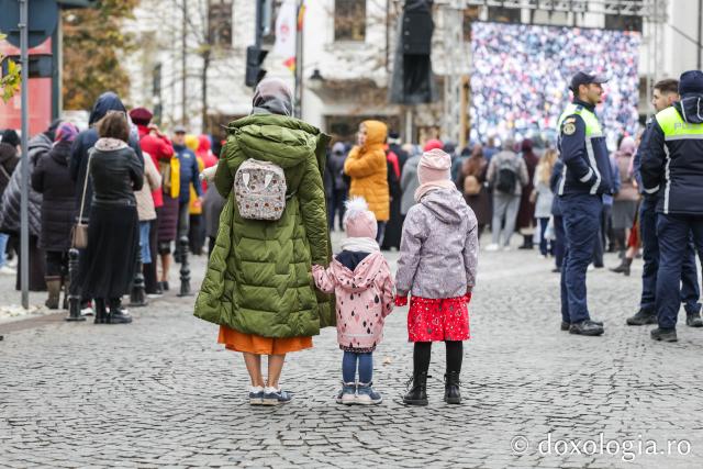 Rugăciune care curăță, lumină care unește – pelerini, alături de Sfânta Parascheva și de Sfântul Paisie de la Sihăstria