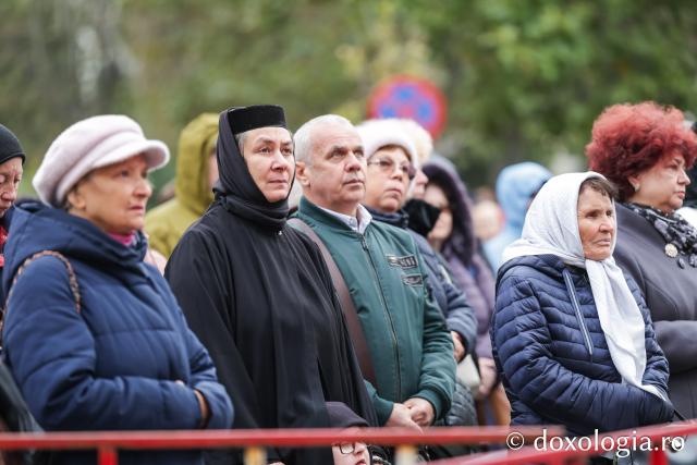Rugăciune care curăță, lumină care unește – pelerini, alături de Sfânta Parascheva și de Sfântul Paisie de la Sihăstria