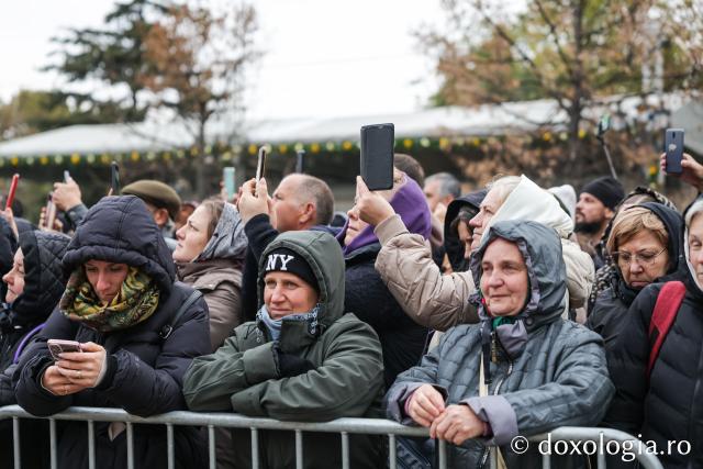 Rugăciune care curăță, lumină care unește – pelerini, alături de Sfânta Parascheva și de Sfântul Paisie de la Sihăstria