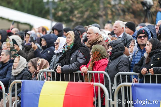 Rugăciune care curăță, lumină care unește – pelerini, alături de Sfânta Parascheva și de Sfântul Paisie de la Sihăstria