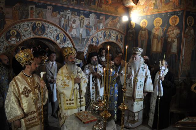 Duminică, 5 iunie 2011, a fost sfințită pictura bisericii vechi a Mănăstirii Hadâmbu. Slujba a fost oficiată de<strong> Înaltpreasfințitul Teofan</strong>, Mitropolitul Moldovei și Bucovinei, <strong>Preasfințitul Calinic</strong>, episcopul-vicar al Arhiepiscopiei Iașilor, <strong>Preasfințitul Corneliu</strong>, episcopul Hușilor împreună cu un sobor de preoți și diaconi.
Sărbătoare la Mănăstirea Hadâmbu (foto)