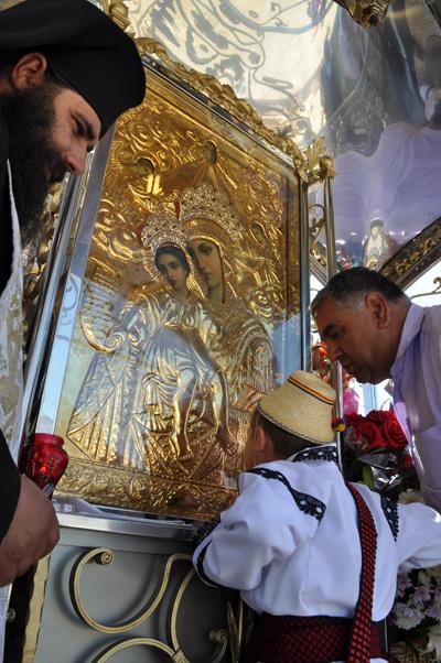 Duminică, 5 iunie 2011, a fost sfințită pictura bisericii vechi a Mănăstirii Hadâmbu. Slujba a fost oficiată de<strong> Înaltpreasfințitul Teofan</strong>, Mitropolitul Moldovei și Bucovinei, <strong>Preasfințitul Calinic</strong>, episcopul-vicar al Arhiepiscopiei Iașilor, <strong>Preasfințitul Corneliu</strong>, episcopul Hușilor împreună cu un sobor de preoți și diaconi.
Sărbătoare la Mănăstirea Hadâmbu (foto)
