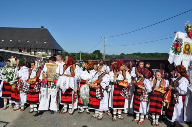 Duminică, 5 iunie 2011, a fost sfințită pictura bisericii vechi a Mănăstirii Hadâmbu. Slujba a fost oficiată de<strong> Înaltpreasfințitul Teofan</strong>, Mitropolitul Moldovei și Bucovinei, <strong>Preasfințitul Calinic</strong>, episcopul-vicar al Arhiepiscopiei Iașilor, <strong>Preasfințitul Corneliu</strong>, episcopul Hușilor împreună cu un sobor de preoți și diaconi.
Sărbătoare la Mănăstirea Hadâmbu (foto)