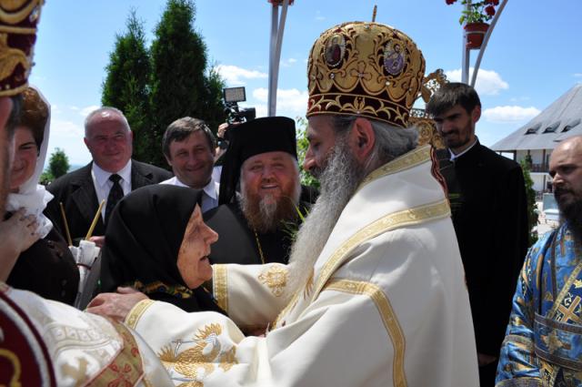 Duminică, 5 iunie 2011, a fost sfințită pictura bisericii vechi a Mănăstirii Hadâmbu. Slujba a fost oficiată de<strong> Înaltpreasfințitul Teofan</strong>, Mitropolitul Moldovei și Bucovinei, <strong>Preasfințitul Calinic</strong>, episcopul-vicar al Arhiepiscopiei Iașilor, <strong>Preasfințitul Corneliu</strong>, episcopul Hușilor împreună cu un sobor de preoți și diaconi.
Sărbătoare la Mănăstirea Hadâmbu (foto)