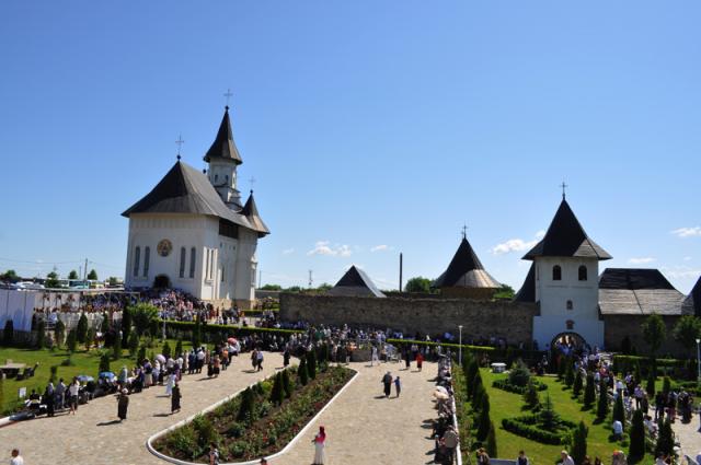 Duminică, 5 iunie 2011, a fost sfințită pictura bisericii vechi a Mănăstirii Hadâmbu. Slujba a fost oficiată de<strong> Înaltpreasfințitul Teofan</strong>, Mitropolitul Moldovei și Bucovinei, <strong>Preasfințitul Calinic</strong>, episcopul-vicar al Arhiepiscopiei Iașilor, <strong>Preasfințitul Corneliu</strong>, episcopul Hușilor împreună cu un sobor de preoți și diaconi.
Sărbătoare la Mănăstirea Hadâmbu (foto)