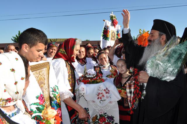 Duminică, 5 iunie 2011, a fost sfințită pictura bisericii vechi a Mănăstirii Hadâmbu. Slujba a fost oficiată de<strong> Înaltpreasfințitul Teofan</strong>, Mitropolitul Moldovei și Bucovinei, <strong>Preasfințitul Calinic</strong>, episcopul-vicar al Arhiepiscopiei Iașilor, <strong>Preasfințitul Corneliu</strong>, episcopul Hușilor împreună cu un sobor de preoți și diaconi.
Sărbătoare la Mănăstirea Hadâmbu (foto)