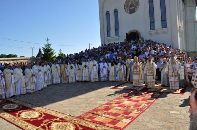 Duminică, 5 iunie 2011, a fost sfințită pictura bisericii vechi a Mănăstirii Hadâmbu. Slujba a fost oficiată de<strong> Înaltpreasfințitul Teofan</strong>, Mitropolitul Moldovei și Bucovinei, <strong>Preasfințitul Calinic</strong>, episcopul-vicar al Arhiepiscopiei Iașilor, <strong>Preasfințitul Corneliu</strong>, episcopul Hușilor împreună cu un sobor de preoți și diaconi.
Sărbătoare la Mănăstirea Hadâmbu (foto)