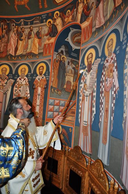 Duminică, 5 iunie 2011, a fost sfințită pictura bisericii vechi a Mănăstirii Hadâmbu. Slujba a fost oficiată de<strong> Înaltpreasfințitul Teofan</strong>, Mitropolitul Moldovei și Bucovinei, <strong>Preasfințitul Calinic</strong>, episcopul-vicar al Arhiepiscopiei Iașilor, <strong>Preasfințitul Corneliu</strong>, episcopul Hușilor împreună cu un sobor de preoți și diaconi.
Sărbătoare la Mănăstirea Hadâmbu (foto)